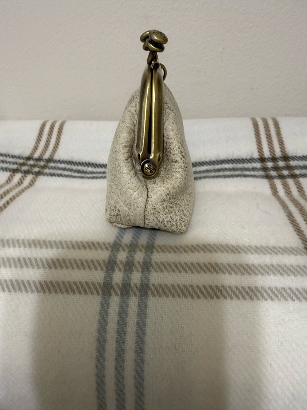 HOBO Run Frame Pouch with Ivory Metallic Finish (Retired Color) Rare - Picture 3 of 10